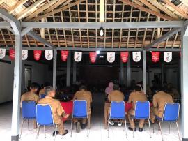 pembacaan ayat suci Al-Qur'an setiap hari Senin pagi.